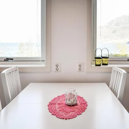 2 Bedroom Cozy In Apartment